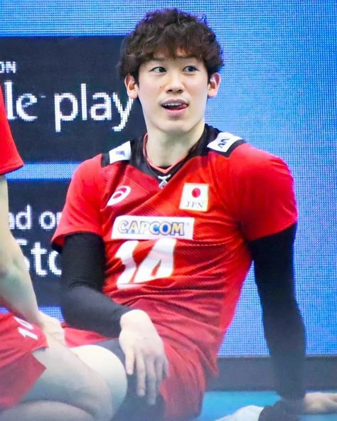 Japan Volleyball Team, Mens Volleyball, Volleyball Workouts, Christmas Memes, Volleyball Pictures, Sitting Poses, Ishikawa, Volleyball Team, Boy Poses