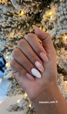 Oval Nails For Christmas, Oval Xmas Nails, Winter Oval Nail Designs, Elegant Nails For Christmas, Short Oval Nails Acrylic Christmas, Oval Christmas Nails Design, Holiday Nails Elegant, Holiday Nails For Work, Christmas Nails Acrylic Oval