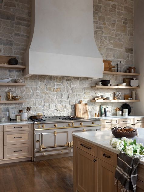 interior design lindye galloway Rustic Design Style, Ranch House Designs, Stone Accent Walls, White Kitchen Backsplash, Light Wood Cabinets, Stone Backsplash, Modern Mountain, Stone Walls, Cozy Kitchen