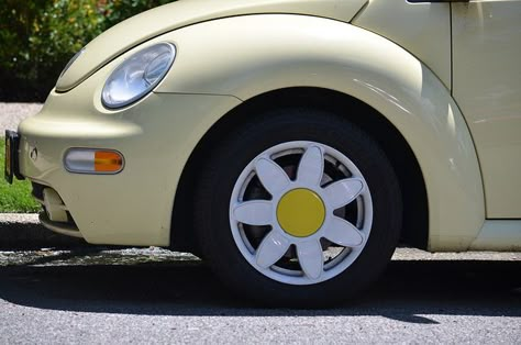 Vw Bug Accessories, Vw Beetle Flower, Yellow Volkswagen Beetle, Vw Beetle Accessories, Volkswagen Convertible, Vw Wheels, Hippie Car, Volkswagen Beetle Convertible, Bug Car