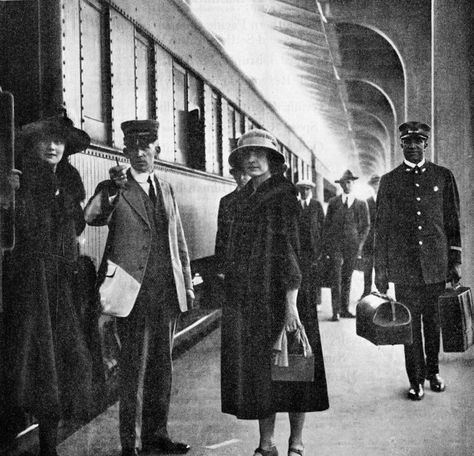 Train station etiquette: What you must know before you travel by railroad (1921) - Click Americana 50s House, Safe Playground, German Movies, Eye Makeup Styles, Train Times, Vintage Train, Train Travel, Mid Century House, Street Scenes