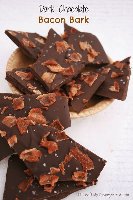 Dark chocolate bacon bark with sea salt is a sweet and salty homemade candy, perfect for a sweet treat any time. This chocolate bacon bark is also an easy holiday food gift idea! Bacon Bark, Bacon Treats, Chocolate Bacon, Candied Bacon, Bark Recipe, Maple Bacon, Chocolate Bark, Homemade Candies, Köstliche Desserts