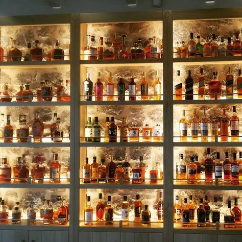 Bourbon Wall Display Ideas, Tequila Display Ideas For Home, Bourbon Display Ideas, Whiskey Display Ideas, Bourbon Bar Ideas, Whisky Bar Home, Bar Display Ideas, Bar Bottle Display, Bar Shelves Ideas