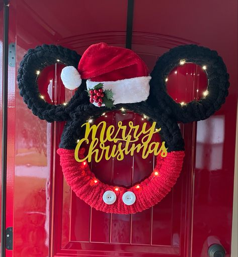 Christmas Mickey Wreath, Disney Christmas Signs Diy, Diy Mickey Wreath Christmas, Neutral Disney Home Decor, Christmas Decor Disney, Disney Christmas Themes Ideas, Hello Kitty Wreath Diy, Diy Mickey Christmas Decorations, Mickey Mouse Wreath Diy