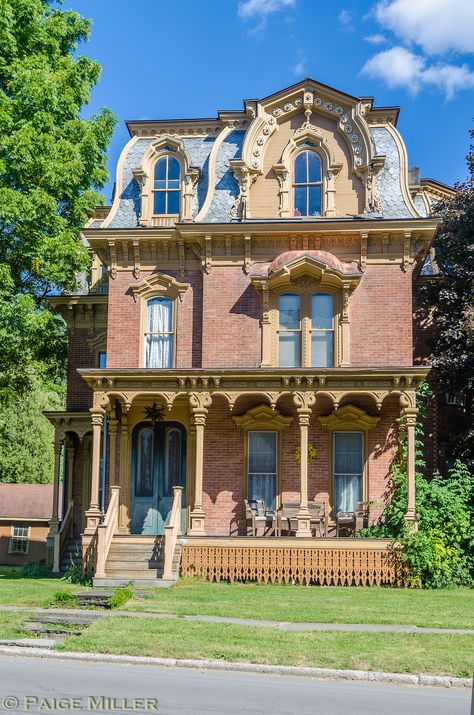 Willowcrest Dollhouse, Second Empire House, Empire House, Empire Architecture, Most Beautiful Homes, Old Victorian Homes, Victorian Style Homes, Old Mansions, Victorian Houses