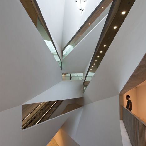 Tel Aviv Museum, Preston Scott Cohen زها حديد, Architecture Cool, Deconstructivism, Modern Architecture Building, Design Exterior, Design Hotel, High Ceilings, Space Architecture, Zaha Hadid