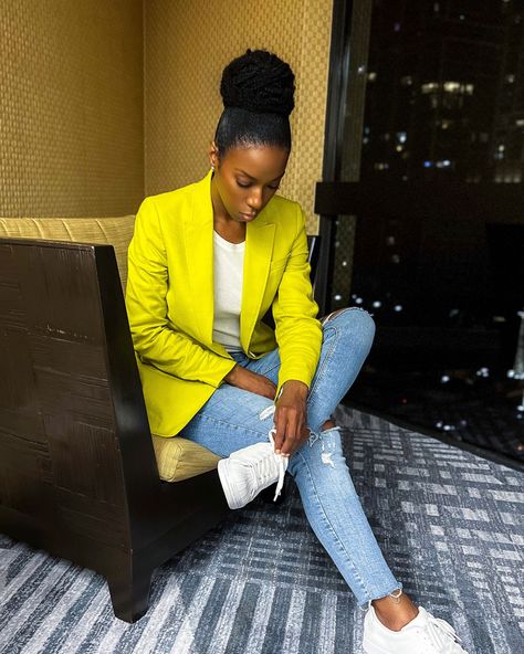 Jeans And Blazer Casual Outfit, Bright Blazer Outfits For Women, Blazer And Jeans Outfit Black Women, Color Blazer Outfits For Women, Work Outfits With Jeans Casual Fridays, Jeans With Blazers Women, Blazer And Jordans Outfit, Suits And Sneakers Women, Blazer And Jeans Outfit Winter