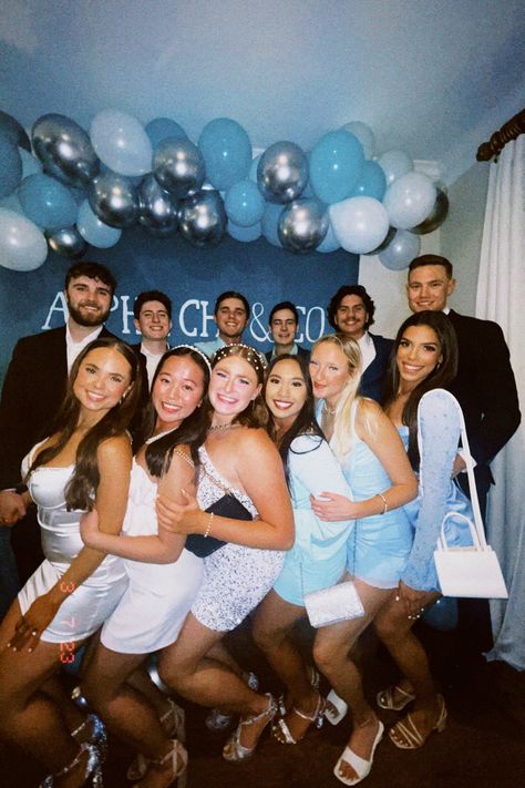 Tiffany And Co Party, Sorority Date Party, Night Time Photos, Tiffany Theme Party, City Girl Aesthetic, Night Out Club, Tiffany Theme, Tiffany Party, Tiffany Blue Wedding