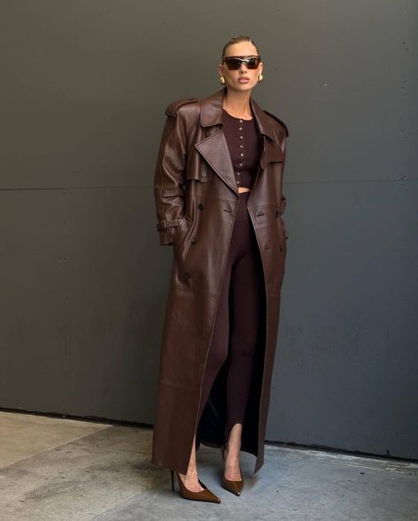 Leather Trench Coat Woman, Brown Leather Coat, Leather Jacket Outfits, Gisele Bundchen, Brown Outfit, Candice Swanepoel, Looks Street Style, Barbara Palvin, Irina Shayk