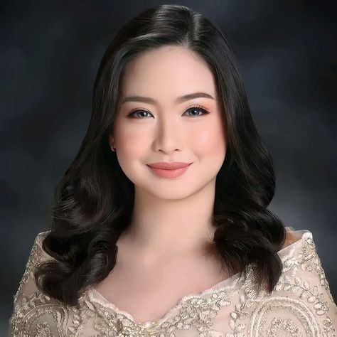 Makeup For Grad Pictures, Modern Filipiniana Hair And Makeup, Simple Make Up For Graduation Pictorial, Make Up For Graduation Pictorial Morena, Graduation Filipiniana Pictorial, Grad Pic Hairstyles Short Hair, Graduation Makeup Ideas Morena, Simple Makeup For Graduation Pictorial, Morena Makeup Filipina Graduation