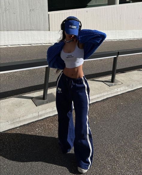 Streetwear Women Outfits, Rok Midi, 00s Mode, Sandal Tali, Fashion 90s, Looks Party, Foto Poses, Looks Street Style, Streetwear Style