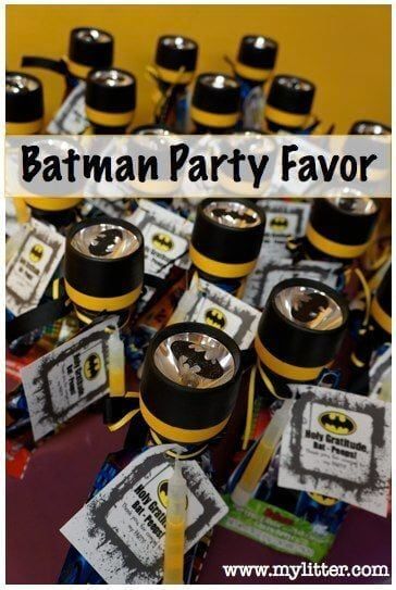 Batman Flashlight, Batman Party Favors, Batman Ideas, Lego Batman Birthday, Lila Party, Decoration Buffet, Bat Symbol, Batman Birthday Party, Batman Kids