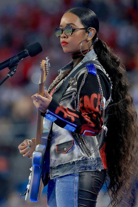 H.E.R's Super Bowl Outfit With Embellished Leather Jeans H.e.r. Hair, H.e.r Hairstyles, H.e.r Outfits, Her The Singer, H E R Singer, Gabi Wilson, Her Singer, Ponytails Hairstyles, Female Artists Music