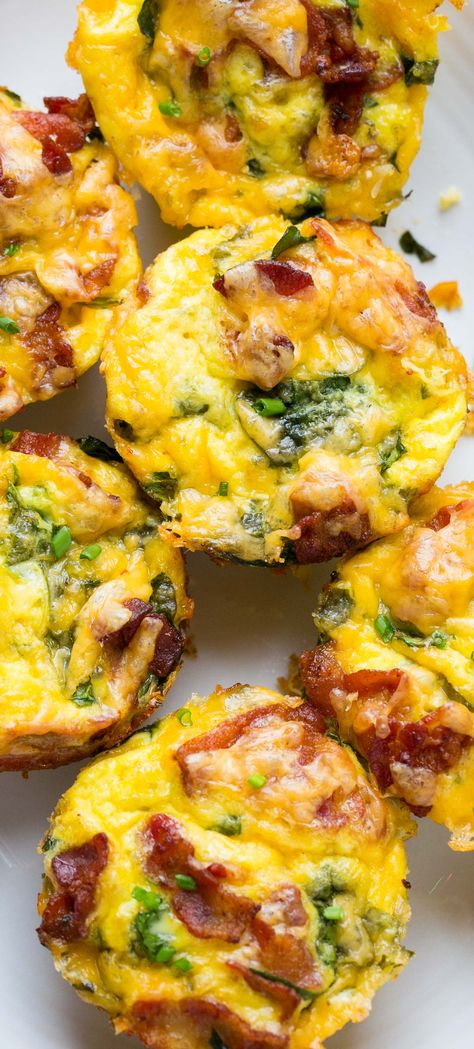 Everyone loves these easy egg muffins - they are loaded with bacon, eggs, spinach and all the good stuff. They are a make-ahead breakfast which is perfect for breakfast on the go and meal prep breakfasts. Meal Prep Breakfasts, Easy Egg Muffins, Eggs Spinach, Potato Spinach, Healthy Breakfast On The Go, Muffins Healthy, Egg Muffins Breakfast, Fluffy Eggs, Breakfast Prep