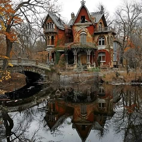 Gothic Victorian House, House Abandoned, Gothic Cottage, Creepy Old Houses, Old Victorian Homes, Old Abandoned Buildings, Fairytale House, Creepy Houses, Old Abandoned Houses