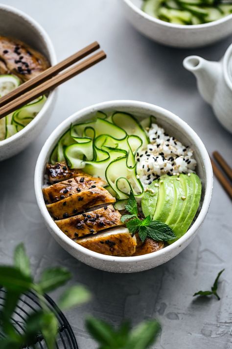 Teriyaki chicken bowl - pollo teriyaki con riso, avocado e insalata di cetrioli - La Petite Xuyen #HealthTips #Healthy #Delicious #Nutritious #Ideas #Body #Your #Meal #and #Nourish Teriyaki Chicken Sushi Bowl, Sushi Bowl Chicken, Poke Bowl Chicken, Chicken Sushi Bowl, Pollo Bowl, Chicken Avocado Bowl, Lunch Bowl Ideas, Healthy Food Bowls, Chicken Poke Bowl