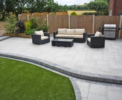 Garden Patio Ideas, Outdoor Patio Pavers, Small Yard Landscaping, Raised Patio, Patio Pavers Design, Concrete Patios, Garden Paving, Budget Garden, Gardens Design