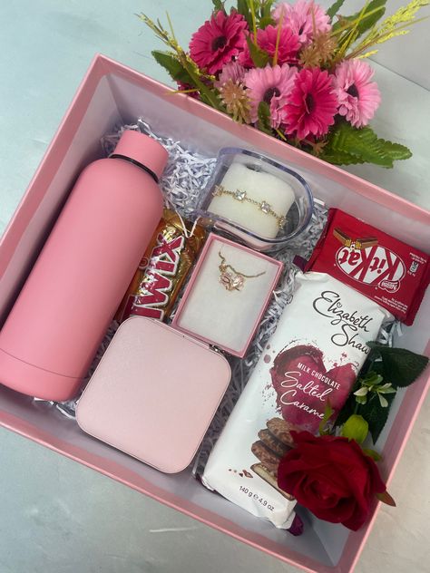 Cute Aesthetic Gift Baskets, Small Boxes For Gifts, Aesthetic Gift Box Ideas, Gift Hamper Ideas For Her, Creative Gift Box Ideas, Gift Box For Girlfriend, Bday Gift Ideas, Gift Hamper Ideas, Gift Box Ideas