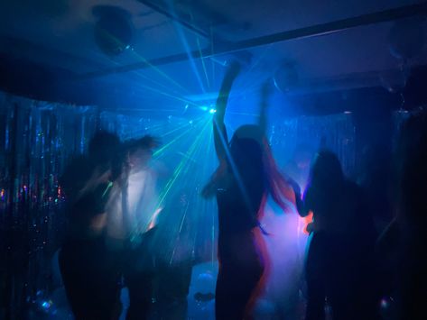 #party Party Tumblr Aesthetic, Happy Party Aesthetic, 80s House Party Aesthetic, Pre Party Aesthetic, Saltburn Party Scene, Saltburn Themed Party, Party Cinematography, Saltburn Party Aesthetic, 2010 Party Aesthetic