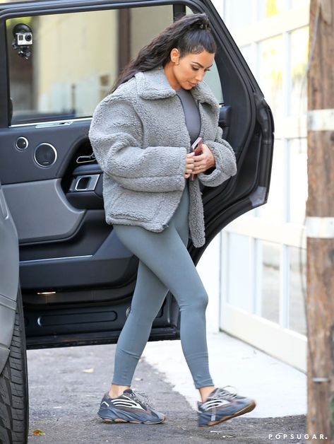 Kim Kardashian Blazer, Kim Kardashian Meme, Kim Kardashian Yeezy, Sneakers Outfit Nike, Girls Sneakers Outfit, Winter Fashion Outfits Dressy, Yeezy Outfit, Sport Luxe, Nike Sneakers Outfit