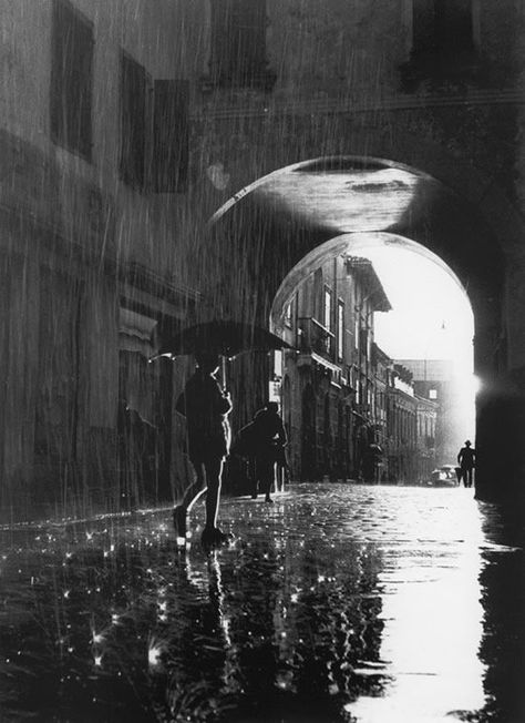 Under An Umbrella, I Love Rain, Black And White Photograph, Singing In The Rain, Walking In The Rain, Foto Vintage, Foto Art, Rain Photography, Dancing In The Rain