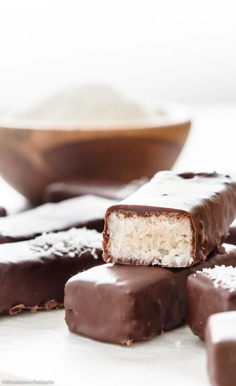 Mounds Bars Recipe, Bounty Chocolate, Bounty Bars, Mounds Bar, Coconut Filling, Chocolate Slice, Coconut Bars, Dinner On A Budget, Warm Chocolate