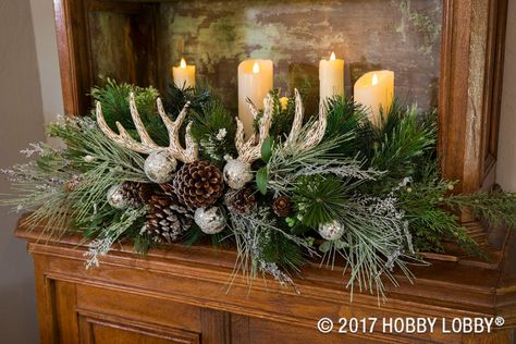 Christmas Decorations With Antlers, Christmas Decor With Deer Antlers, Antler Christmas Decor, Faux Antlers, Decorating With Antlers, Antler Christmas, Candles Christmas, Deco Table Noel, Christmas Floral Arrangements