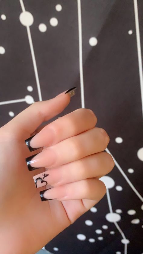 Nails With Letter E Initial, Nails With Jersey Number, Bf Nail Initial, A Letter Nails, Letter A Nail Designs, Letter Nail Designs Initials French Tip, Cute Nails With A Initial, A Initial On Nails, Nail Ideas With A Initial