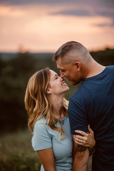 Photos Amoureux, Shooting Couple, Two Cuties, Cute Engagement Photos, Couple Engagement Pictures, Engagement Pictures Poses, Anniversary Photoshoot, Shotting Photo, Photographie Portrait Inspiration