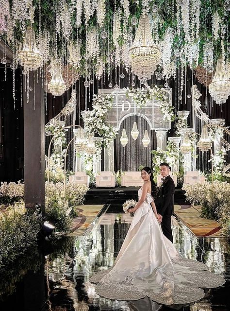 10 Luxurious Venues in Indonesia for a Breathtaking Intimate Wedding Luxury Wedding Decor Reception Decorations, Decor Wedding Indoor, Extravagant Wedding Reception, Classy Wedding Theme, Wedding Concept Ideas, Wedding Decorations Luxury, Extravagant Wedding Decor, Wedding Ballroom Decor, Indoor Wedding Decor