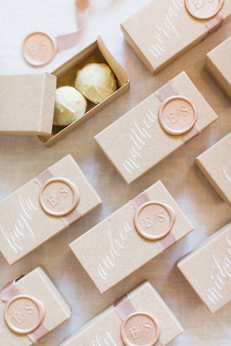 Modern Wedding Favors, Wedding Welcome Gifts, Creative Wedding Favors, Inexpensive Wedding Favors, Wedding Favors And Gifts, Chocolate Wedding Favors, Elegant Wedding Favors, Edible Wedding Favors, Best Wedding Favors