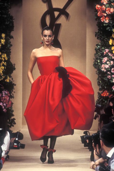 YVES SAINT LAURENT Couture Runway Show SS 1993 - YSL Yves Saint Laurent Dress, Ysl Fashion, Yves Saint Laurent Fashion, Yves Saint Laurent Couture, Saint Laurent Dress, 90s Runway Fashion, Runway Fashion Couture, Vintage Runway, Original Supermodels