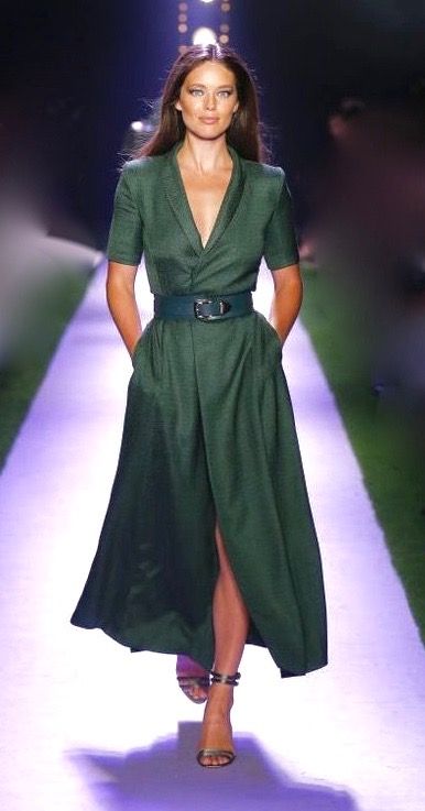 Green Linen Dress, Brandon Maxwell, Stylish Work Outfits, Classy Dress, Mode Outfits, Creative Fashion, Look Fashion, Classy Outfits, Stylish Outfits