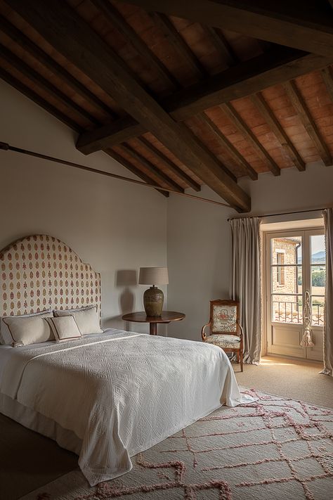 Tuscany Bedroom Ideas, Tuscany House Interior, Italy Homes Interior, Italian Villa Bedroom, Italian Bedroom Aesthetic, Tuscany Bedroom, Italian Villa Interior, Italian Inspired Home, Italian Country House