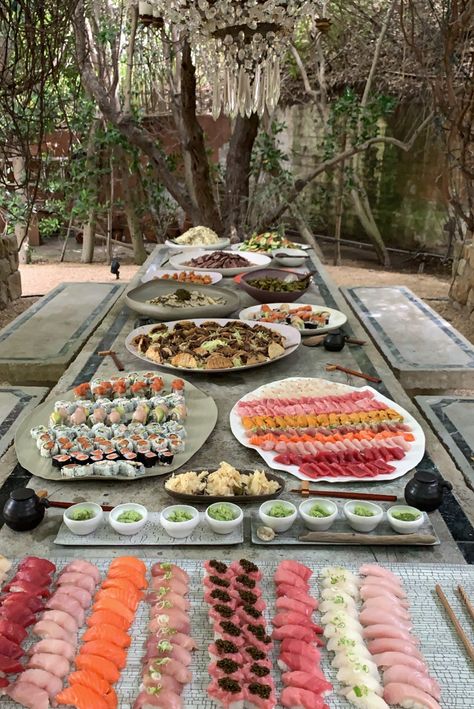 How to set the scene. Sushi Night At Home, Sushi Making Party, Sushi Dinner Party, Simi Haze, Sushi Lunch, Japanese Dinner, Sushi Dinner, Lunch Party, Sushi Platter