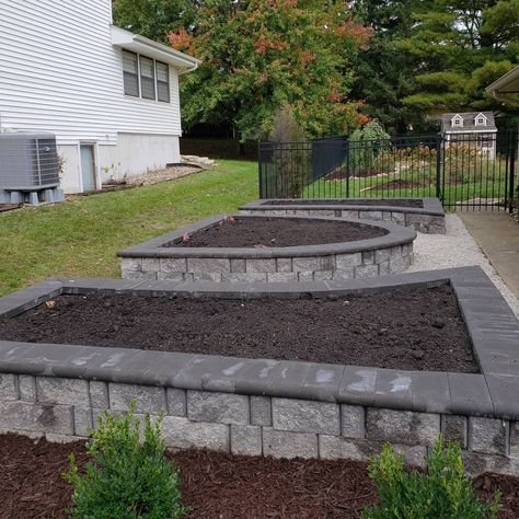 Building A Raised Bed, Stone Flower Beds, Build A Raised Garden Bed, Plants For Raised Beds, Garden Pavers, Raised Bed Garden Design, Raised Flower Beds, Front Garden Landscape, Brick Garden