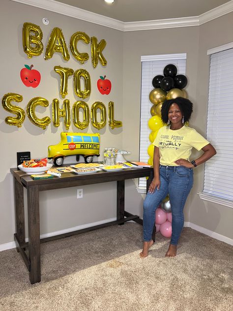 Back to school home decor idea Back To School Balloon Ideas, First Day Of School Balloon Ideas, First Day Of School Balloons, Welcome Back To School Balloons, Back To School Ballon Decor, First Day Of School Balloon, Back To School Home Decor, Back To School Balloon Decor, Balloon Tips