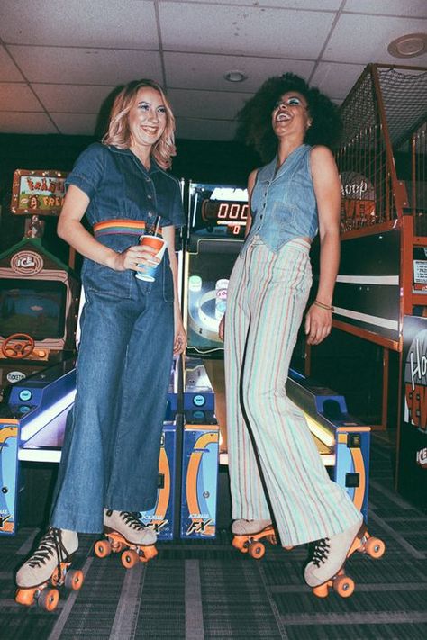 lulufrost: VINTAGE PHOTO FRIDAY Roll slow homies 80’s Aesthetic, 70s Mode, Fashion 60s, Style Année 70, Mode Retro, Outfit Essentials, Fotografi Kota, Roller Disco, Mode Hippie