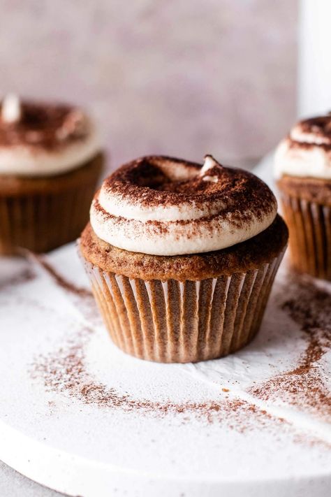 Caramel Tiramisu Cupcake, Cupcake Flavor Ideas, Light Cupcakes, Coffee Cup Cake, Frosting Flavors, Basic Brownie Recipe, Mascarpone Buttercream, Toffee Cupcakes, Vanilla Cupcakes Recipe