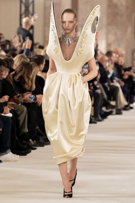 Extreme plastron with vertiginous neckline in butter satin, embellished with embroidery featuring the Maison's codes in rhinestones, gold lurex ... Couture 2024, Elsa Schiaparelli, Denim Corset, Crystal Choker Necklace, Runway Collection, Vintage Fabrics, Fashion History, Dia De Muertos, White Denim