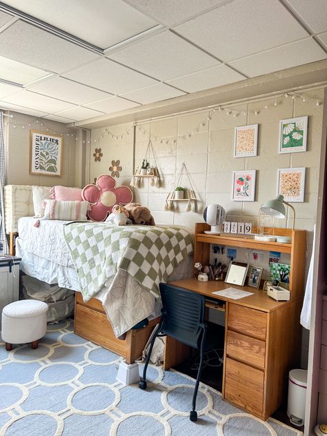 Dorm Room Designs Two People, Florida Dorm Room Ideas, Homemade Dorm Decor, Dorm Room Decor Inspiration, Pastel Dorm Room Aesthetic, 3 Person Dorm Room Ideas, Double Dorm Room Ideas Layout, Dorm Room Ideas Triple, Things Needed For College Dorm Room