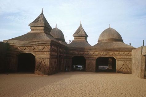 Kaira Looro, Building References, Mud Hut, Dnd Inspiration, African Architecture, Muslim World, African House, Cradle Of Civilization, Messy Nessy Chic