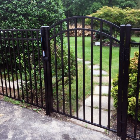 Black Steel Fence Front Yard, Short Iron Fence, Black Fence Gate Door, Metal Fencing Ideas Steel, Black Wrought Iron Fence Front Yard, Fence Gate Landscaping, Black Aluminum Fence Gates, Wrought Iron Fences Front Yard, Iron Fencing Ideas Front Yards