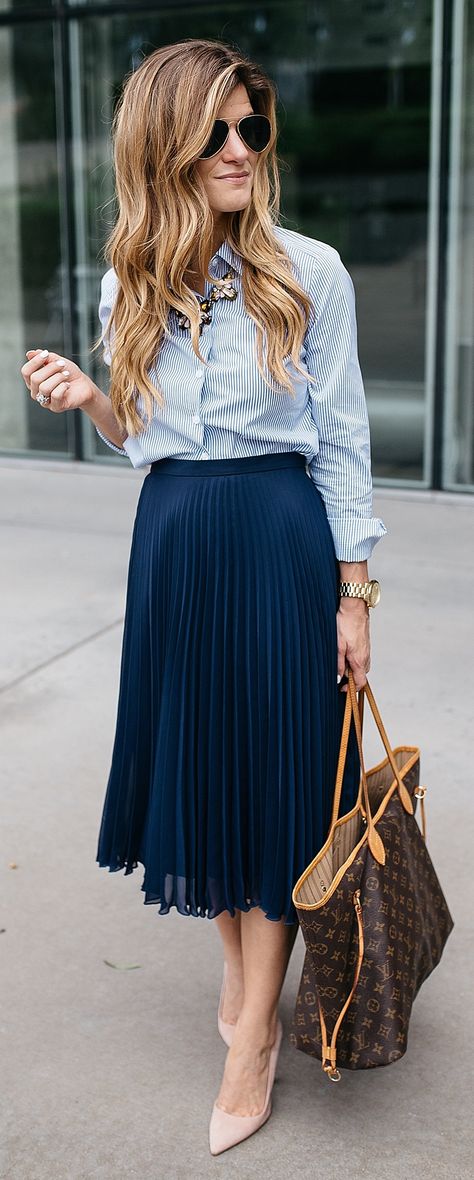 How To Incorporate Trends At Work - Dressing Stylish Yet Professional Business Meeting Outfit, Pleated Outfit, Rok Outfit, Meeting Outfit, Chique Outfit, Look Office, Office Casual Outfit, Office Outfit, Mode Chic