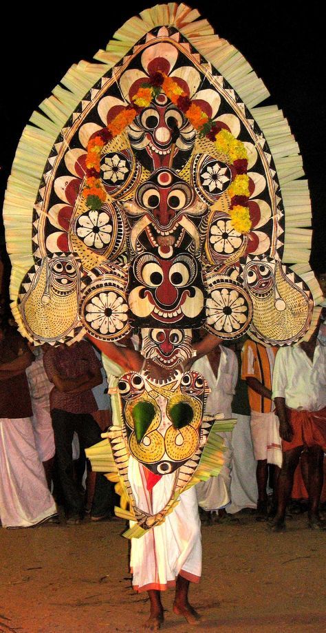 Padayani - Wikipedia Devi Temple, Japanese Demon, Dance Of India, Demon Mask, Amazing India, Jitterbug, India Culture, Unity In Diversity, Indian Dance