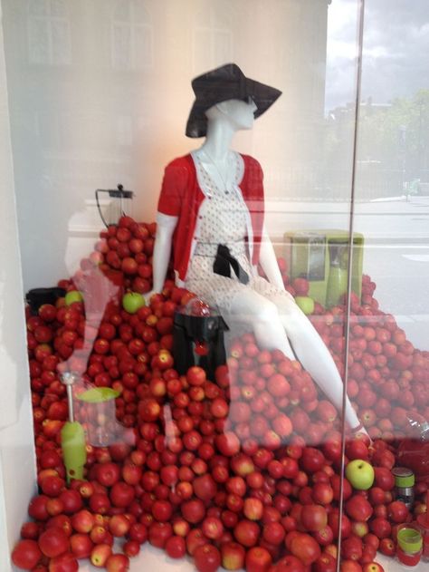 apples Apple Display, Paris Window, Apple Fashion, Fashion Window Display, Store Front Windows, Retail Architecture, Mannequin Display, Visual Merchandising Displays, Store Window Displays