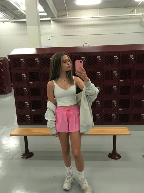 Preppy Flowy Shorts, Pink Flowy Shorts Outfit, Outfits With Pink Lululemon Shorts, How To Style Sonic Pink Lululemon Shorts, Pink Lululemon Shorts Outfit, Lulu Lemon Shorts Outfit, Lulu Lemon Aesthetic, Pink Outfit Preppy, Lulu Shorts Outfit