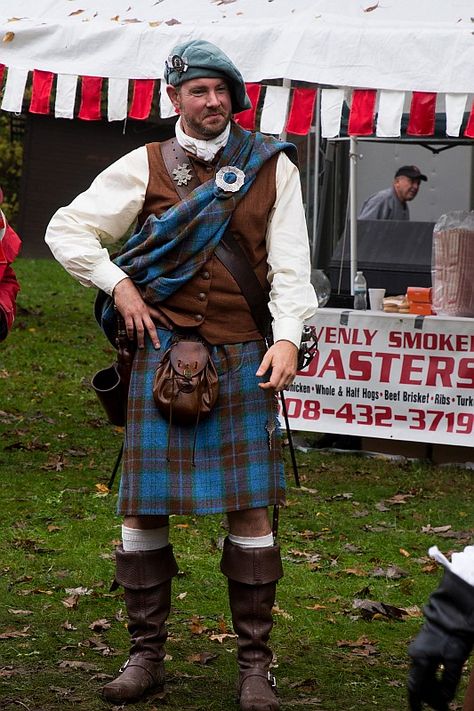 Texas Renaissance fair, great idea for a Highlander look Men's Kilts Fashion, Scottish Highlanders Men, Scottish Men Highlanders, Traditional Scottish Clothing, Scottish Costume, Scotland Men, Medieval Outfit, Outlander Knitting, Scottish Clothing