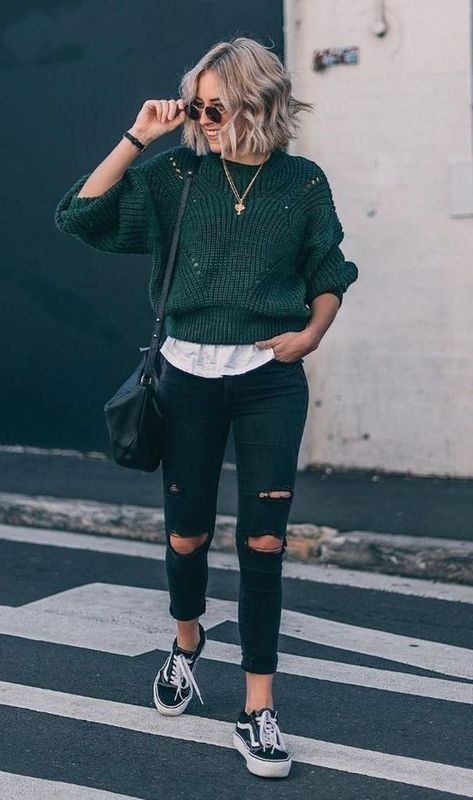 Minimalista Sikk, Green Outfits For Women, Fall Outfits 2018, Classy Fall Outfits, Boho Mode, Autumn Sweater, Black Ripped Jeans, Winter Outfit Inspiration, Mode Casual