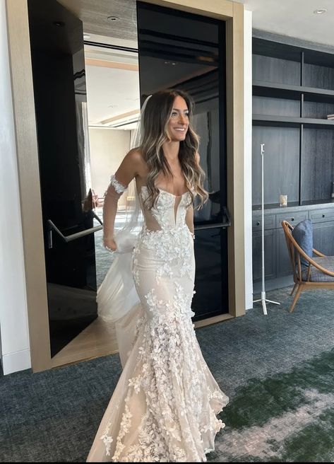 Wedding Dresses Boho Tight, Wedding Dresses Mermaid With Straps, Strapless Body Con Wedding Dress, Maggie Soretto Wedding Dresses, Wedding Dresses And Tattoos, Fit And Flow Wedding Dress, Pretty Mermaid Wedding Dresses, Whimsical Mermaid Wedding Dress, Wedding Dresses Tube Top